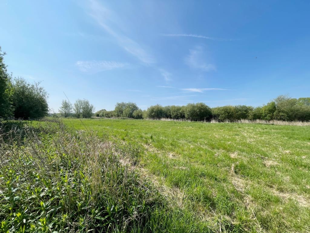 Lot: 14 - AN IDYLLIC SITE INCLUDING FISHING LAKE/DUCK FLIGHT POND ADJACENT TO THE LITTLE STOUR RIVER -